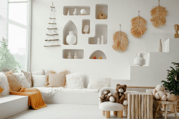 How do you create an eye-catching wall gallery with frames and photos ?